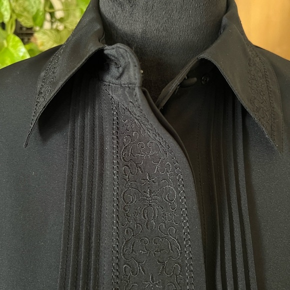 Elegant Black Button-Up Blouse - Picture 2 of 6